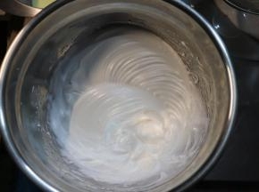 往蛋清中加入一半的细砂糖，用手持打蛋器中速打发至起粗泡，然后调至中高速继续打发，再加入剩下的一半细砂糖，将蛋清打发至湿性发泡即可。