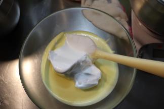 将打发好的蛋白转移至搅拌盆中待用，取1/3蛋白加入到冷藏过的奶酪面糊中，翻拌均匀。