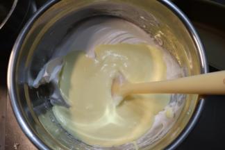 再将面糊倒入剩下的蛋白中，继续用翻拌的手法拌匀。