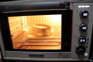 送入烤箱，放在最下层，先160度烤20分钟。