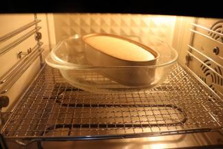 然后降低温度至130度，烤约60分钟至蛋糕完全烤熟。