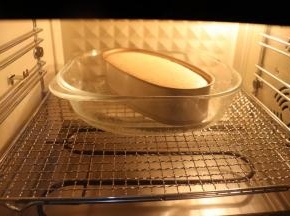 然后降低温度至130度，烤约60分钟至蛋糕完全烤熟。