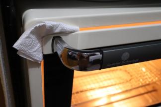 关火后将烤箱门开一个小缝，让蛋糕在烤箱内自然冷却半小时再拿出来脱模。