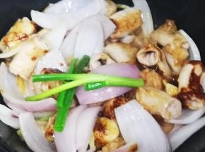 香喷喷、又爽脆的竹肠啫啫煲就做好啦！