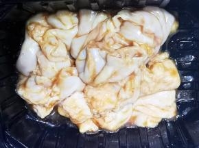 竹肠加入适量盐、胡椒粉、蚝油、酱油、糖腌制15分钟