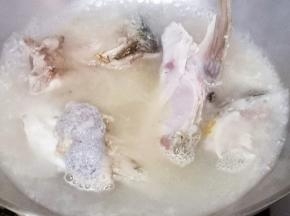 加入开水（一定要开水，鱼汤才会奶白色），熬煮20分钟。
