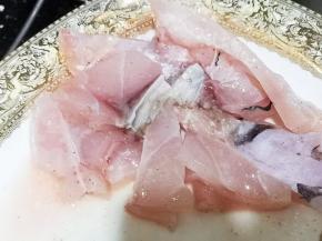 鱼腩部分用少许盐、胡椒粉、玉米淀粉、油腌制一会
