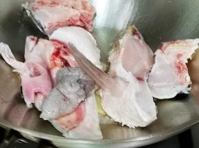 鱼头部分下锅煎至金黄。