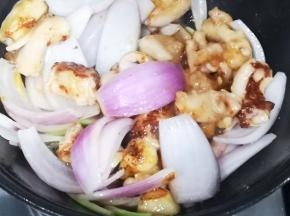 关火！锅的余温会继续起作用，所以不可以太久，以免竹肠变韧不脆口。
