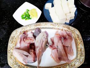 材料洗净。我本想只要脆肉鲩鱼的鱼腩，可店家太滑头了，给我搭配了鱼头部分，那鱼头部分我先熬个汤底吧。