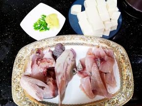 材料洗净。我本想只要脆肉鲩鱼的鱼腩，可店家太滑头了，给我搭配了鱼头部分，那鱼头部分我先熬个汤底吧。
