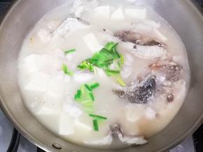 鱼腩一熟，加入适量盐、胡椒粉调味，撒上葱花即可。