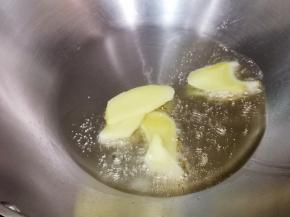 热锅下油和姜片