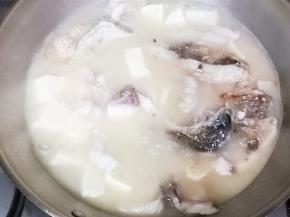 加入豆腐，继续煮5分钟，然后放入鱼腩部分。