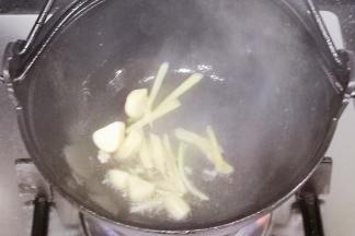 加入姜丝和蒜头