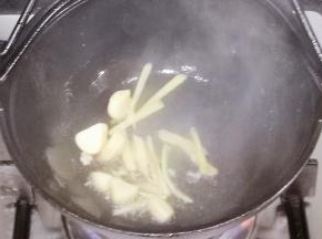 加入姜丝和蒜头