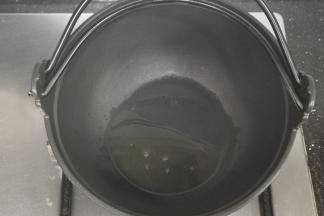 放入适量的油。