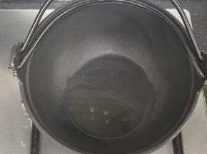 放入适量的油。