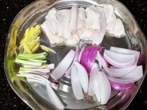 竹肠灌水冲洗干净，切段备用。洋葱切块、姜切丝、葱切段备用。