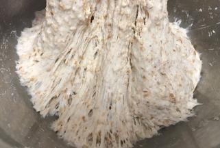 放于容器中用保鲜膜盖住，我家室温20度发酵5个小时左右或隔夜冷藏发酵，发酵后是原来的两倍大，拉出面团出现蜂窝状。