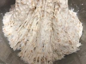 放于容器中用保鲜膜盖住，我家室温20度发酵5个小时左右或隔夜冷藏发酵，发酵后是原来的两倍大，拉出面团出现蜂窝状。