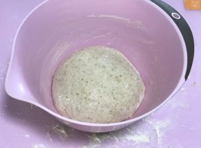 所有材料按照糖盐黄油冰水面粉酵母老面的顺序投入面包机或厨师机里和面15-25分钟（厨师机大概10-15分钟）。