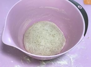 所有材料按照糖盐黄油冰水面粉酵母老面的顺序投入面包机或厨师机里和面15-25分钟（厨师机大概10-15分钟）。