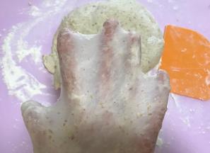 揉好的面团表面有光泽度，拉的时候有弹性，出手套膜。