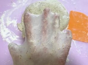 揉好的面团表面有光泽度，拉的时候有弹性，出手套膜。