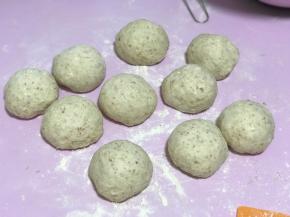 发好的面团轻拍排气后分成90-100克一个的面团，大概6-8个揉成圆形，盖上保鲜膜松弛20分钟。