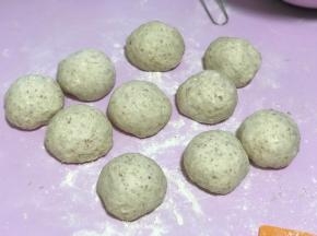 发好的面团轻拍排气后分成90-100克一个的面团，大概6-8个揉成圆形，盖上保鲜膜松弛20分钟。