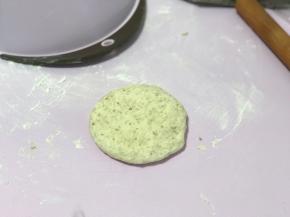 松弛后取一份面团轻拍排气。