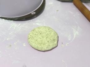 松弛后取一份面团轻拍排气。