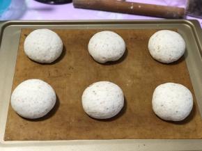 收口朝下放在烤盘上，全部完成后在温度是33-38度的环境下发酵至2倍大（大约40-60分钟）。