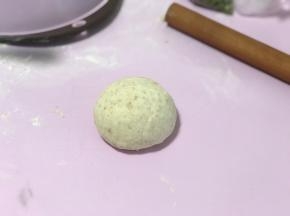 包住馅料，收口捏紧。