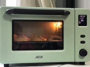 烤箱预热十分钟，放中层或中下层，上火200，下火170，14~16分钟。