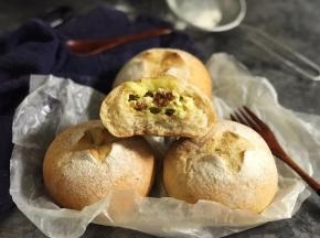 掰开看看，奶香浓郁，松软美味。