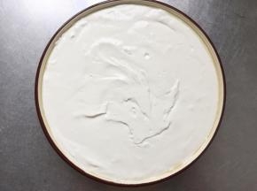 在盘子中抹一层油防粘，把混合好的糯米糊倒入。也可以用其他容器装，盘子装会更容易蒸熟