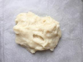 放至不烫手时从盘子中取出放在油纸上，盖上另一张油纸擀平