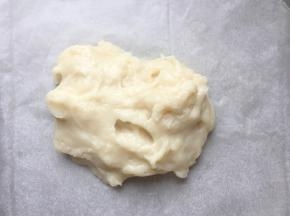放至不烫手时从盘子中取出放在油纸上，盖上另一张油纸擀平