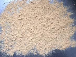 案板上撒一层熟黄豆粉，最好过筛一下，我比较懒，没有过筛。把卷好的卷放在黄豆粉上，滚一圈，整圈都沾满熟黄豆粉