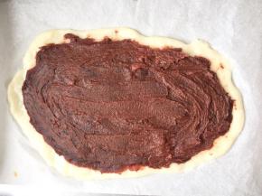 均匀抹上红豆沙，卷起