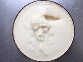 在蒸锅里蒸20分钟左右。在中心用勺子挖出一块看看，没有白心就是熟了