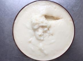 在蒸锅里蒸20分钟左右。在中心用勺子挖出一块看看，没有白心就是熟了