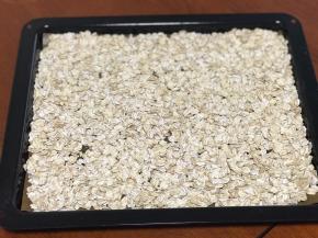 首先将燕麦片平铺在烤盘上烤脆熟，我用的是非即食燕麦片。