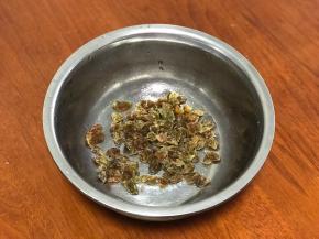 葡萄干洗净切碎。