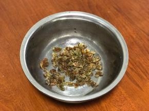 葡萄干洗净切碎。