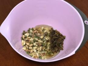 干果葡萄干蜂蜜融化的黄油还有全麦面粉放在一个容器里备用。