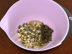 干果葡萄干蜂蜜融化的黄油还有全麦面粉放在一个容器里备用。