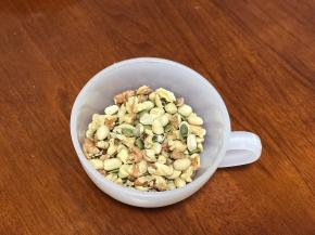 各种熟干果擀碎。